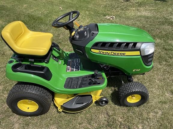 John deere e110 2025 riding lawn mower