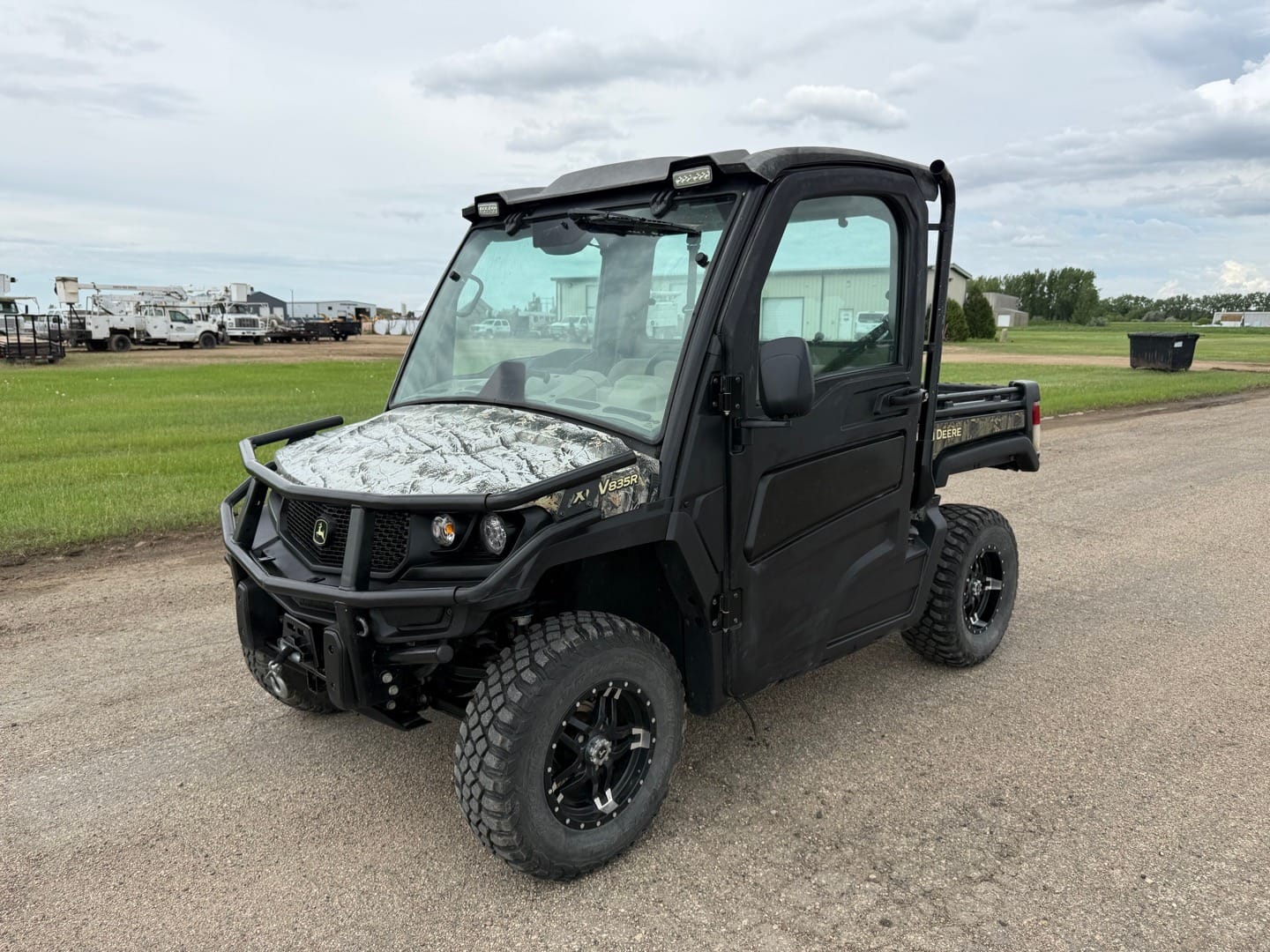 2018 John Deere XUV 835R Equipment Image0