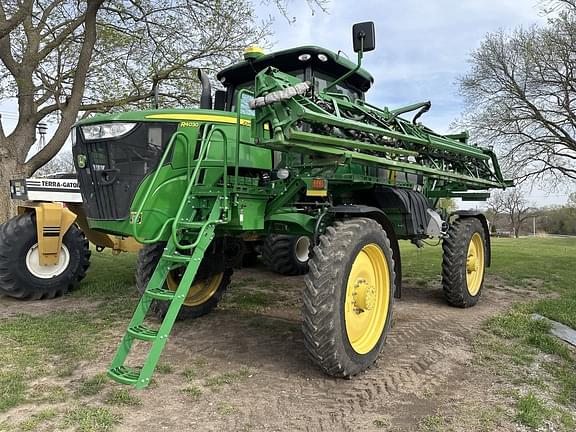 Image of John Deere R4030 equipment image 2