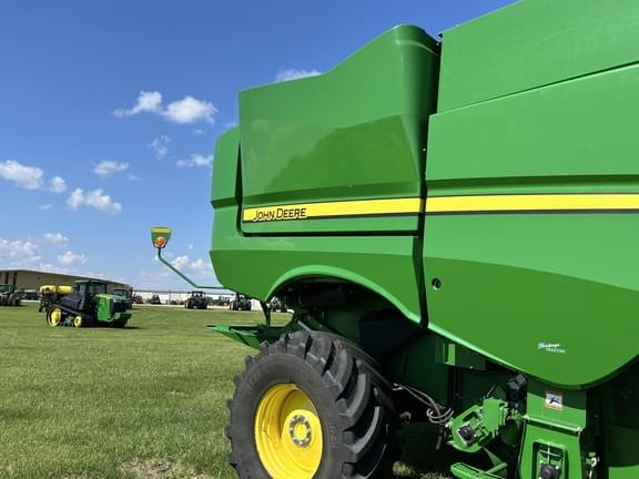 Image of John Deere S760 equipment image 1
