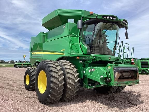 Image of John Deere S770 equipment image 2