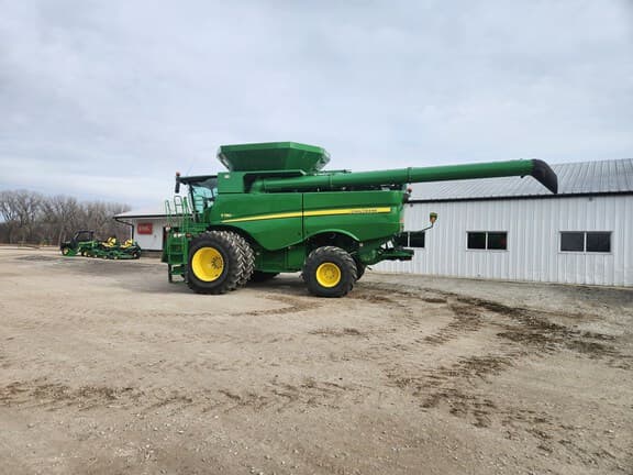 Image of John Deere S780 equipment image 4