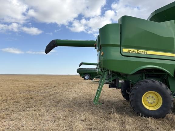 Image of John Deere S780 equipment image 2