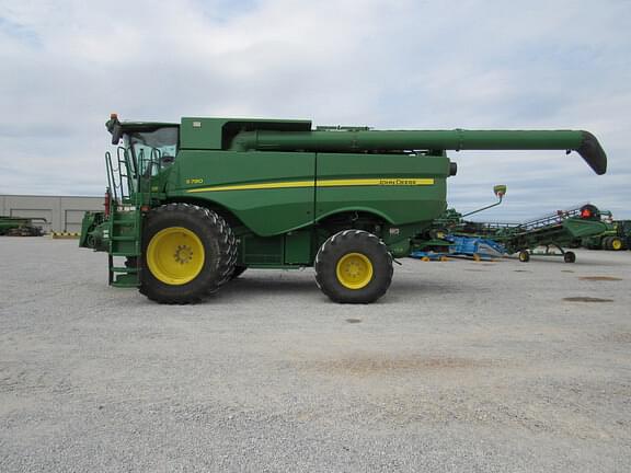 Image of John Deere S780 equipment image 1