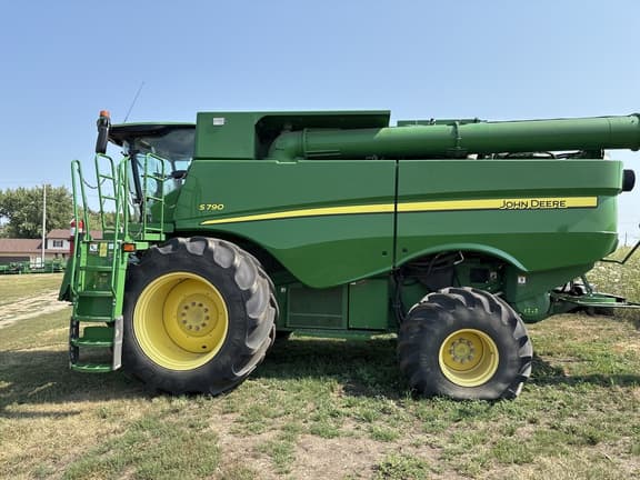 Image of John Deere S790 equipment image 1