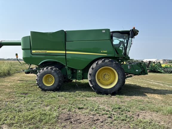 Image of John Deere S790 equipment image 4