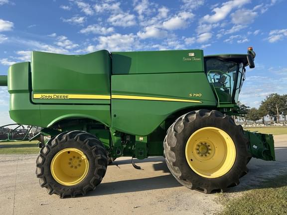 Image of John Deere S790 equipment image 1