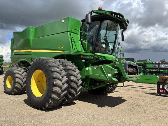 2018 John Deere S790 Equipment Image0
