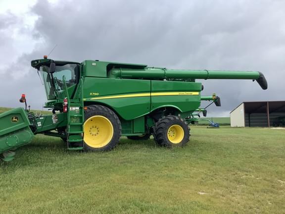 Image of John Deere S790 equipment image 4