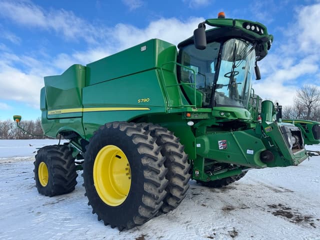 Image of John Deere S790 equipment image 1