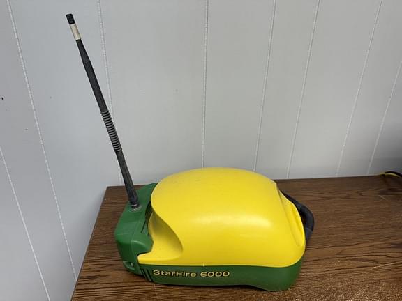 Image of John Deere StarFire 6000 equipment image 2