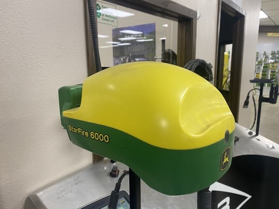 Image of John Deere StarFire 6000 equipment image 3