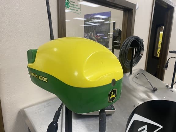 Image of John Deere StarFire 6000 equipment image 3