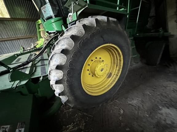 Image of John Deere W235 equipment image 3