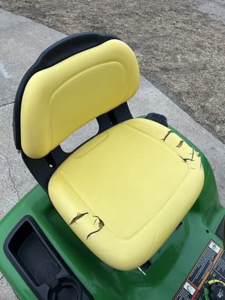 Image of John Deere X330 equipment image 4