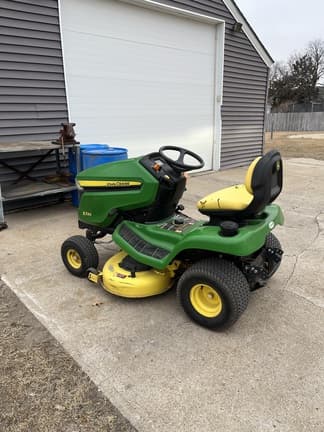 Image of John Deere X330 equipment image 1