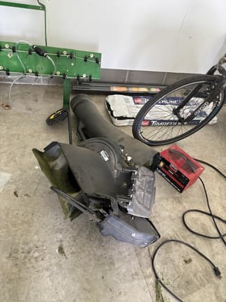 Image of John Deere X384 equipment image 4