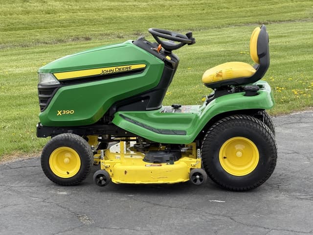 Image of John Deere X390 equipment image 1