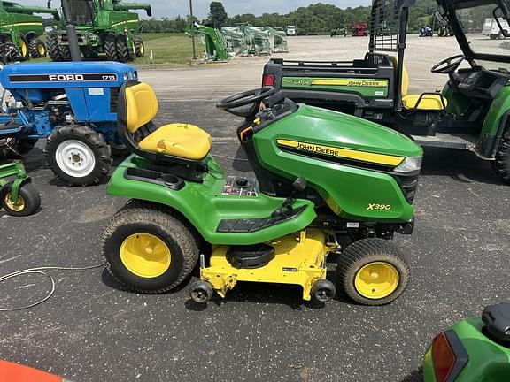 Image of John Deere X390 equipment image 3