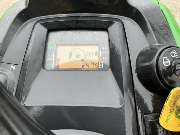 Image of John Deere X580 equipment image 2