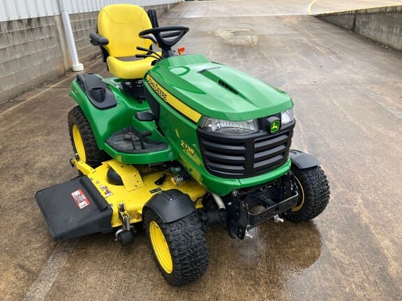 2018 John Deere X738 Equipment Image0