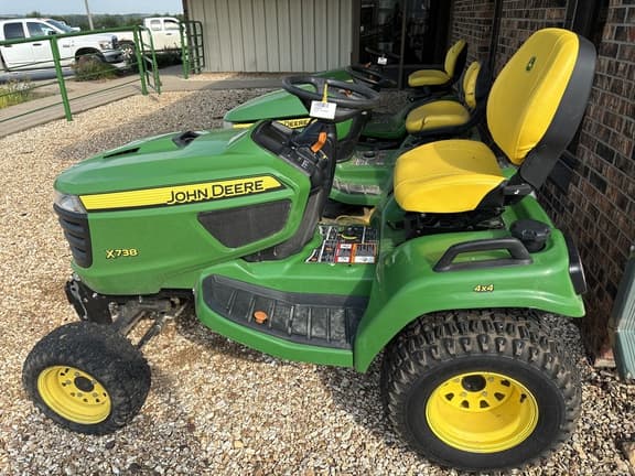 Image of John Deere X738 equipment image 3