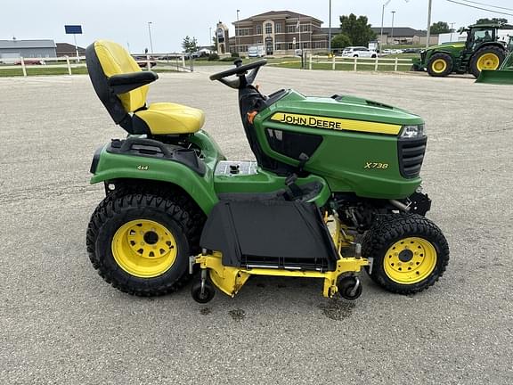 Image of John Deere X738 equipment image 4