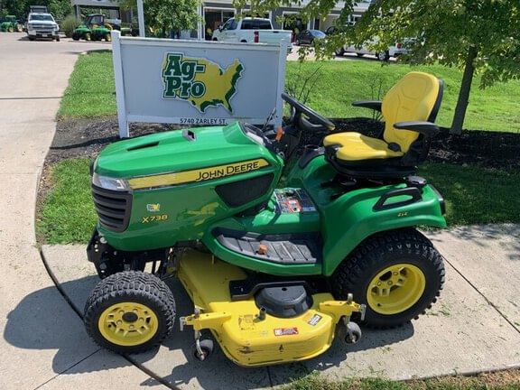 2018 John Deere X738 Equipment Image0