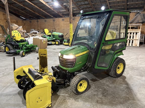 2018 John Deere X739 Equipment Image0