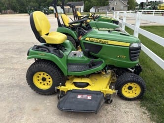 2018 John Deere X739 Equipment Image0