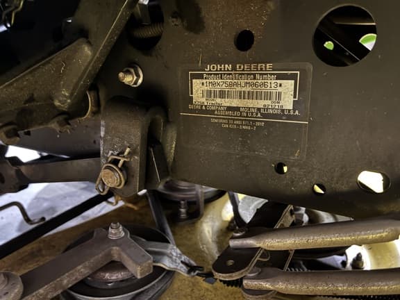 Image of John Deere X758 equipment image 4