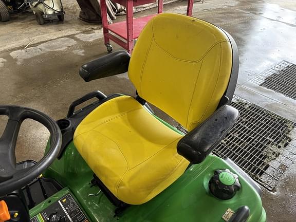 Image of John Deere X758 equipment image 3