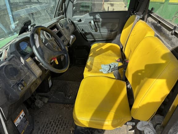 Image of John Deere XUV 835M equipment image 2