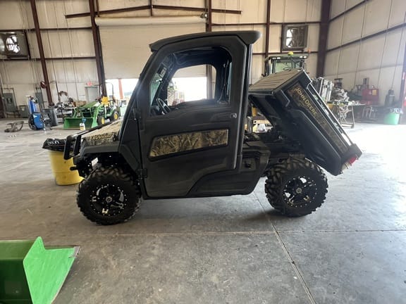 2018 John Deere XUV 835M Equipment Image0