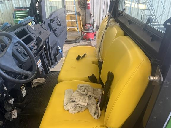 Image of John Deere XUV 835M equipment image 3