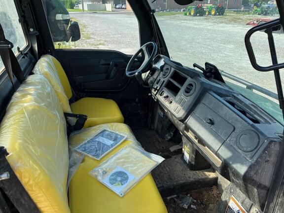 Image of John Deere XUV 835M equipment image 4