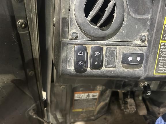 Image of John Deere XUV 835M equipment image 4