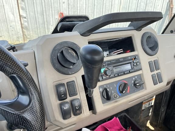 Image of John Deere XUV 835R equipment image 3