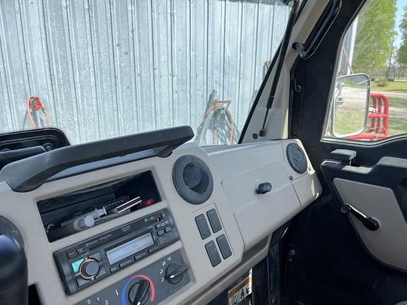 Image of John Deere XUV 835R equipment image 1