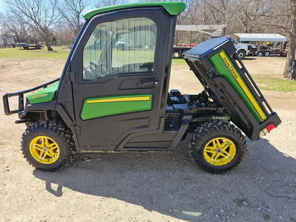 Image of John Deere XUV 835R equipment image 1