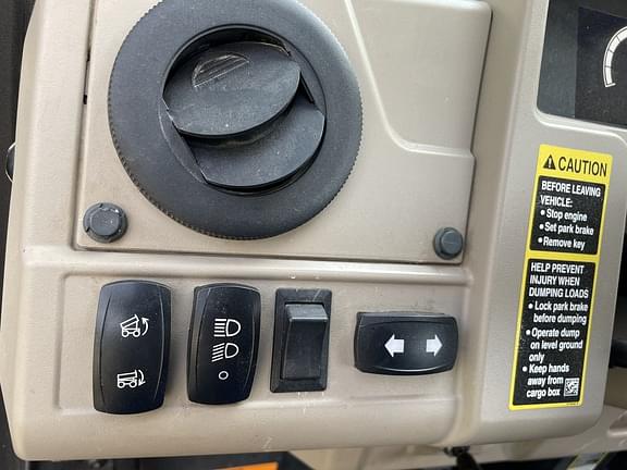 Image of John Deere XUV 835R equipment image 4
