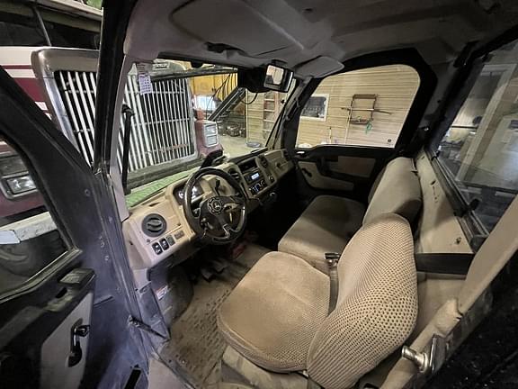 Image of John Deere XUV 835R equipment image 4
