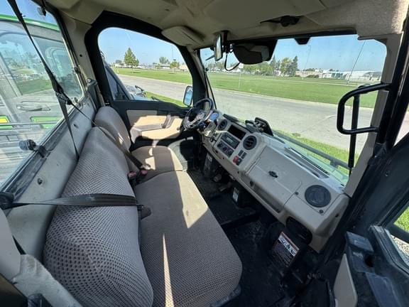 Image of John Deere XUV 835R equipment image 2