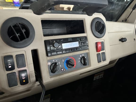 Image of John Deere XUV 835R equipment image 3