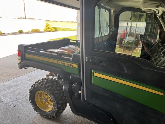 Image of John Deere XUV 835R equipment image 3