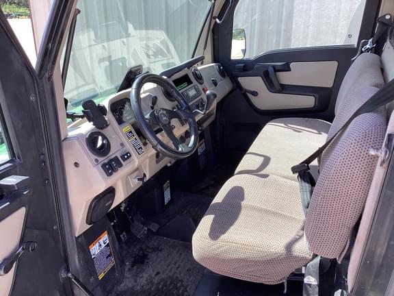 Image of John Deere XUV 835R equipment image 4