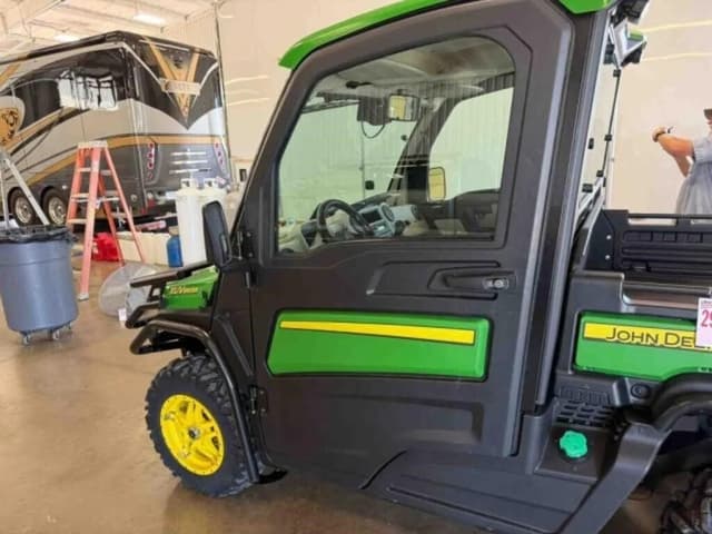 Image of John Deere XUV 865R equipment image 4