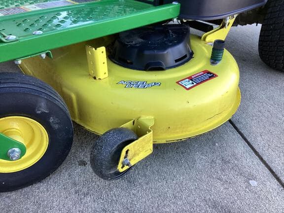 Image of John Deere Z335M equipment image 2