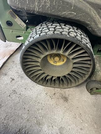 Image of John Deere Z930M equipment image 1