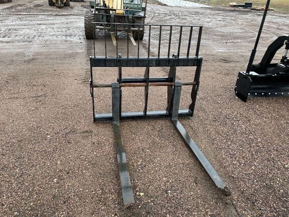 2018 JRB Pallet Forks Equipment Image0